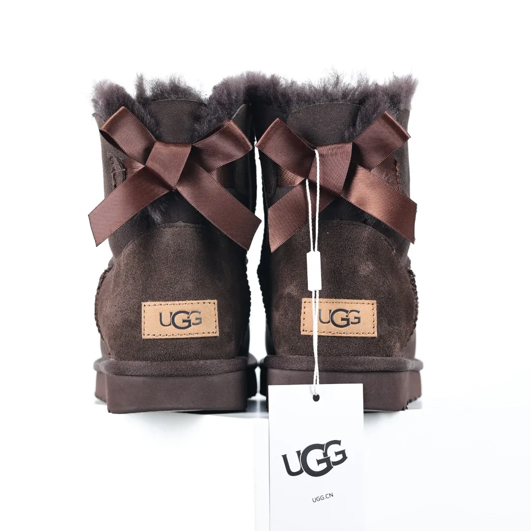 Pick up locally 💰600 Core recommended good price Independently developed original outsole and cashmere insole to keep you warm in winter and suitable for home use. In the new year, uug launched a style series, which is partially geared towards the preferences of young consumers and has also moved to the forefront of fashion trends. Shoe body material Water-repellent coated suede upper 17 mm UGGPURE™ implanted wool insole Lightweight non-slip comfortable rubber outsole With brand LOGO trademark Comes with a full set of packaging Size: 35 36 37 38 39 40
